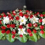 photo fleurs dessus cercueil